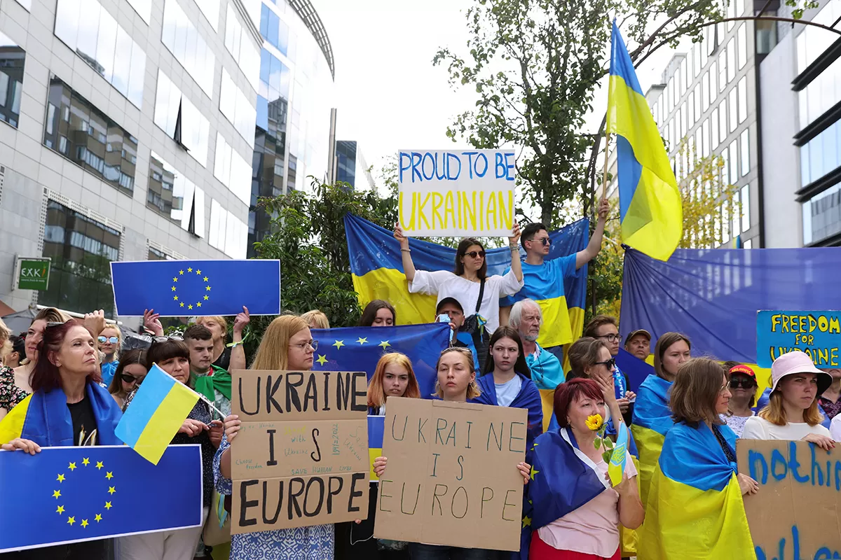 RECLAMO. Ucranianos que viven en Bruselas convocaron a una marcha frente al edificio del Consejo Europeo. 