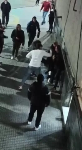 ESCENA I. El joven de buzo blanco ataca a la víctima con un arma blanca. 