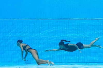 Dramático rescate: en plena competencia, una nadadora se desmayó en el agua y su entrenadora la salvó