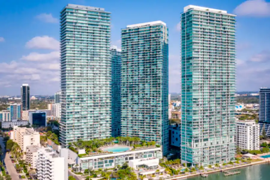 El complejo tiene un restaurante exclusivo para residentes.