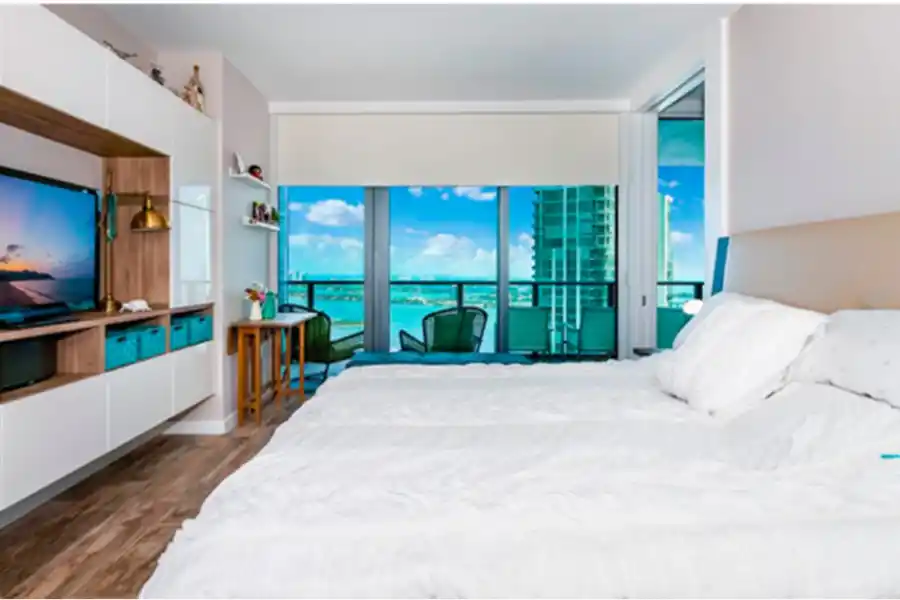 Un departamento de tres habitaciones en esa torre puede llegar a costar 900 mil dólares. 