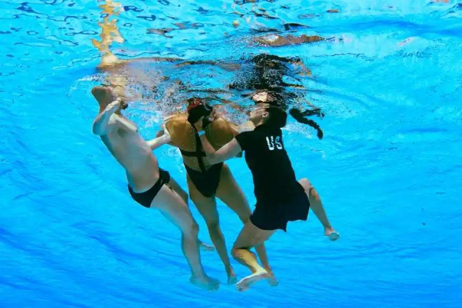 Dramático rescate: en plena competencia, una nadadora se desmayó en el agua y su entrenadora la salvó