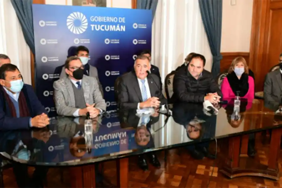 EN CASA DE GOBIERNO. Jaldo, acompañado por Simón Padrós y Reinoso, brindó precisiones sobre la flexibilización del paro de transportistas.