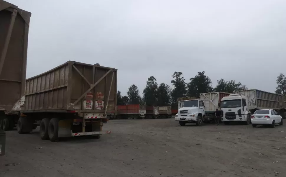 EN EL CONCEPCIÓN. Los camiones esperan una señal para volver a las actividades y llevar caña de azúcar al ingenio de Banda del Río Salí. 
