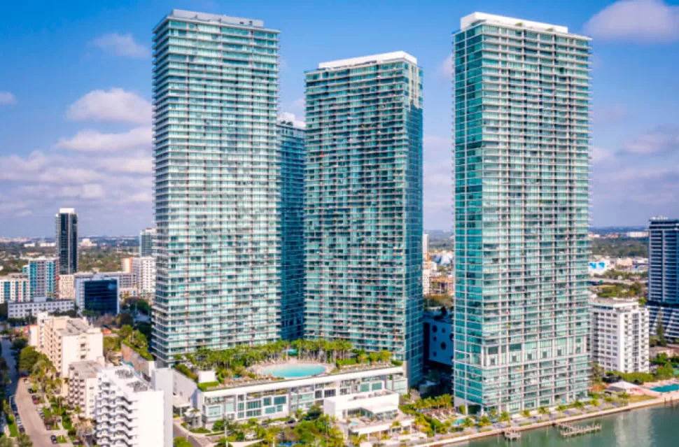 El complejo tiene un restaurante exclusivo para residentes.