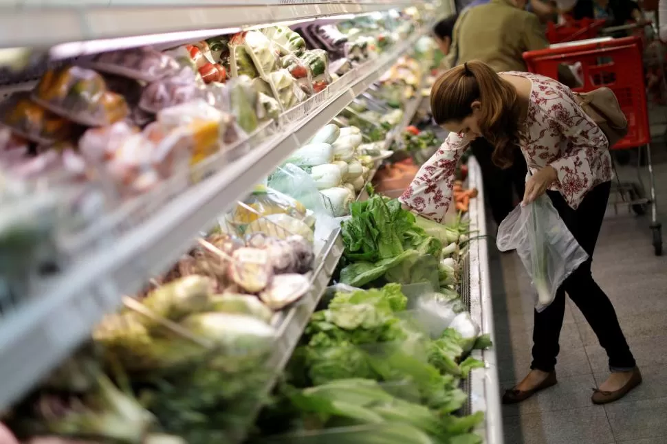 CONSUMO LOCAL. Alimentos y bebidas son los artículos de mayor demanda en los supermercados. 