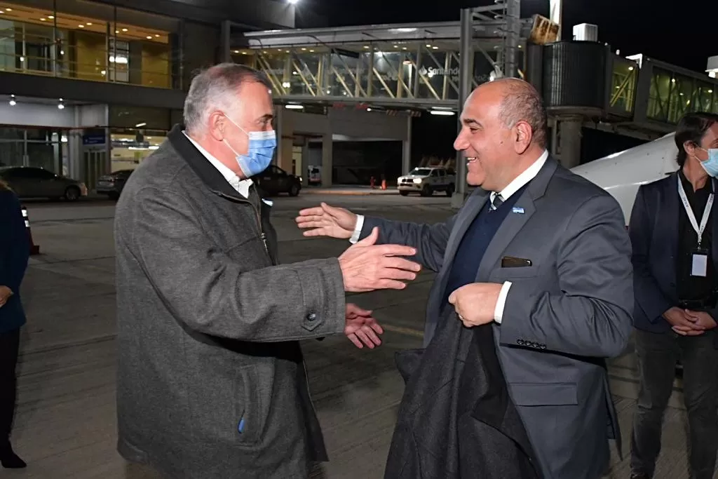 JUNTOS. Jaldo recibe a Manzur, en una visita reciente del jefe de Gabinete a Tucumán. Foto Comunicación Pública