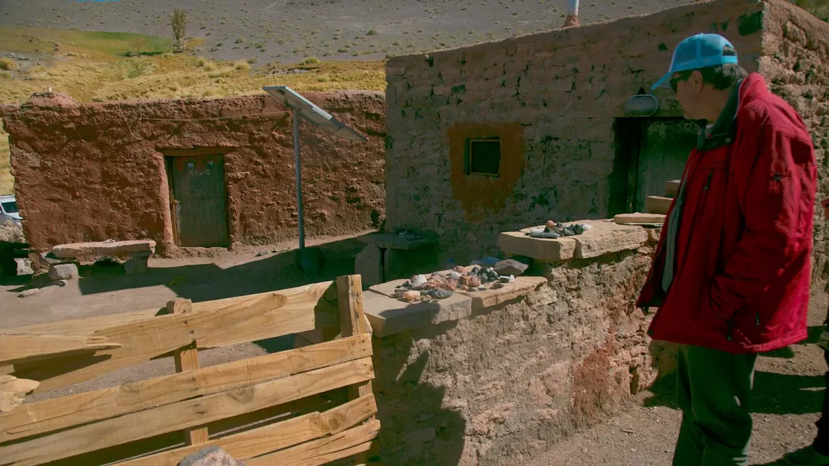 Con permiso del ermitaño, los expedicionarios exploran todo el páramo que rodea su casa de adobe y piedras