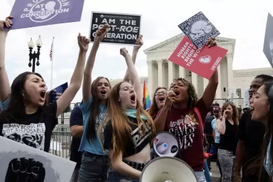 La Corte Suprema de Estados Unidos anuló un fallo histórico sobre el derecho al aborto