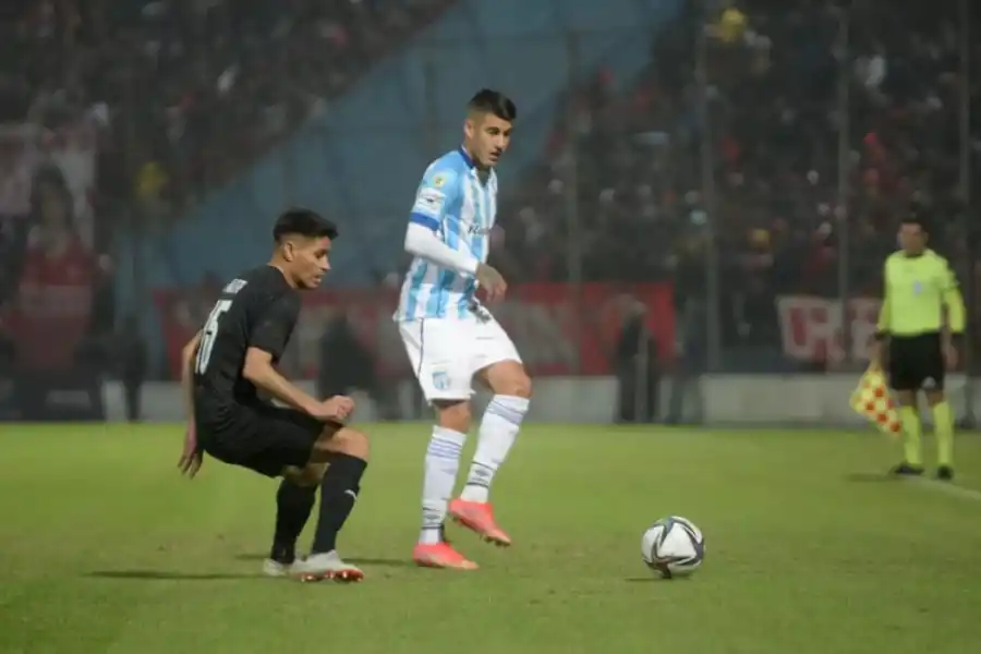 FIGURA. Pereyra, que empieza a sumar minutos, se “comió” la cancha ante el “Rojo”. Tuvo pase, juego y sólo le faltó el gol. 
