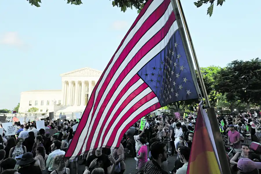 La Corte Suprema de Estados Unidos revocó la protección constitucional al derecho al aborto