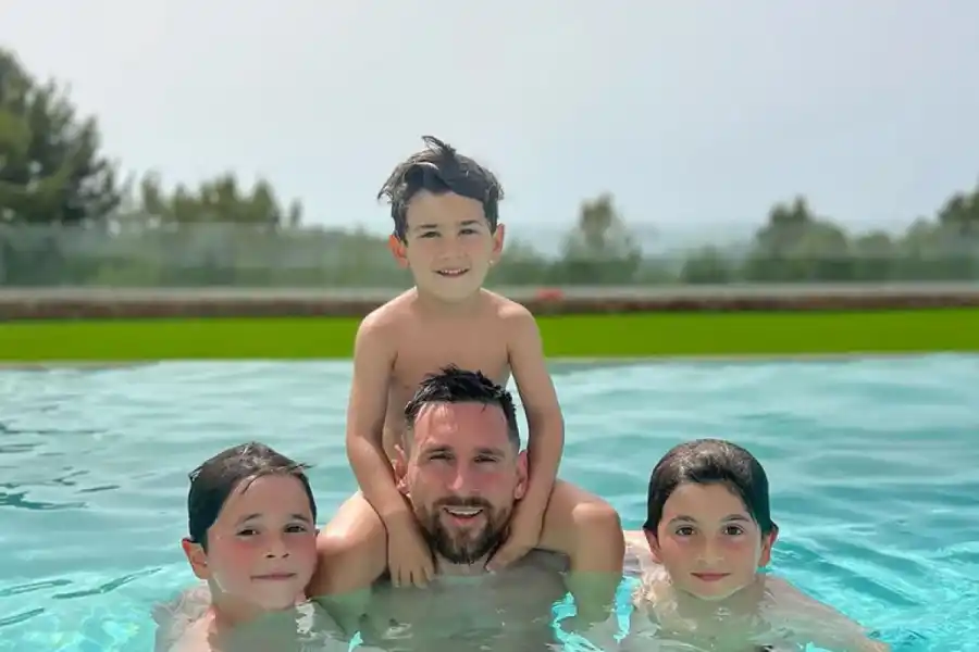 Lionel Messi junto a sus hijos.