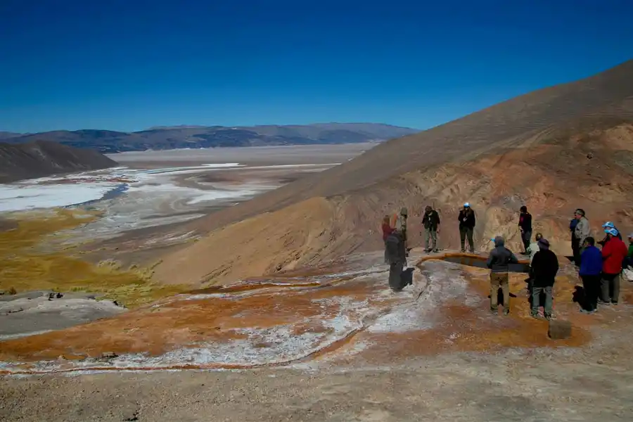 Un balcón natural de lujo frente al extenso salar de Antofalla