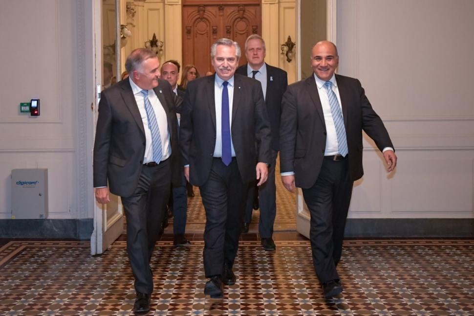 EN LA ROSADA. Jaldo camina junto al Presidente y a Manzur.