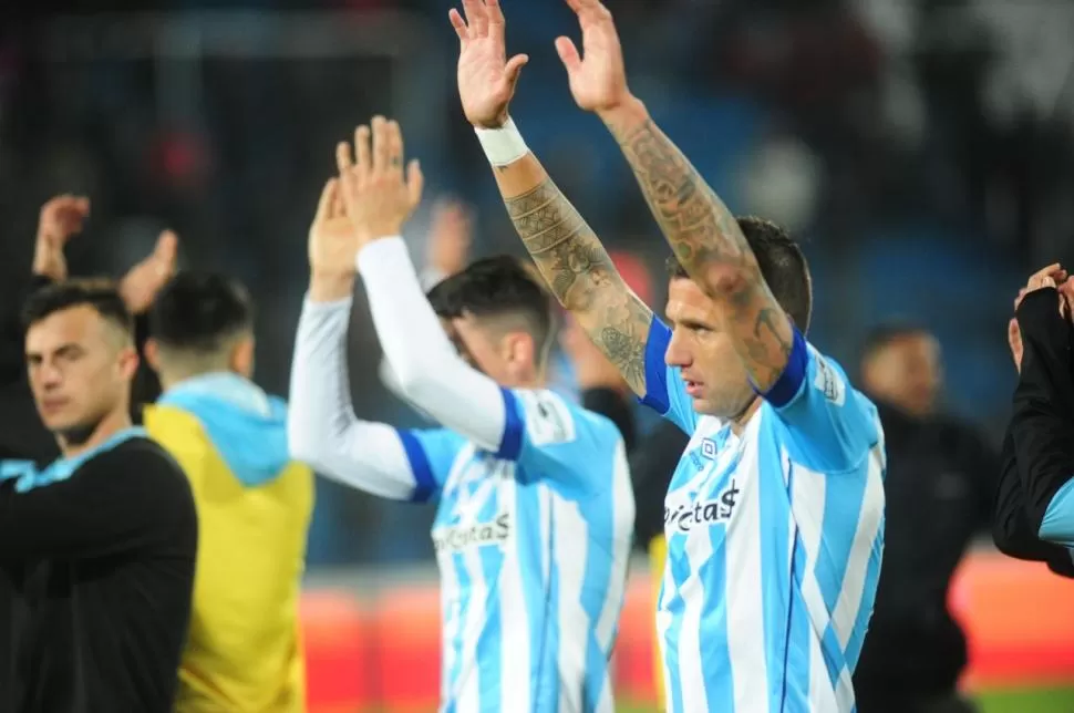 RECONOCIMIENTO. Los jugadores aplauden al público, que hizo el aguante.