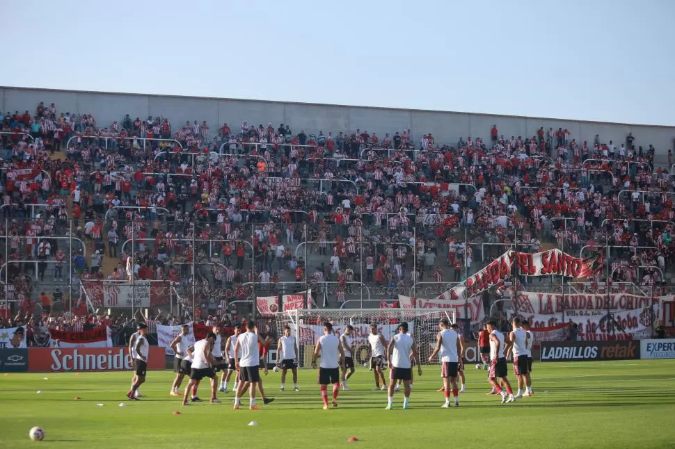 LA ÚLTIMA VEZ. El público “santo” acompañó al equipo a La Rioja, por la Copa Argentina contra Quilmes, en abril pasado. 