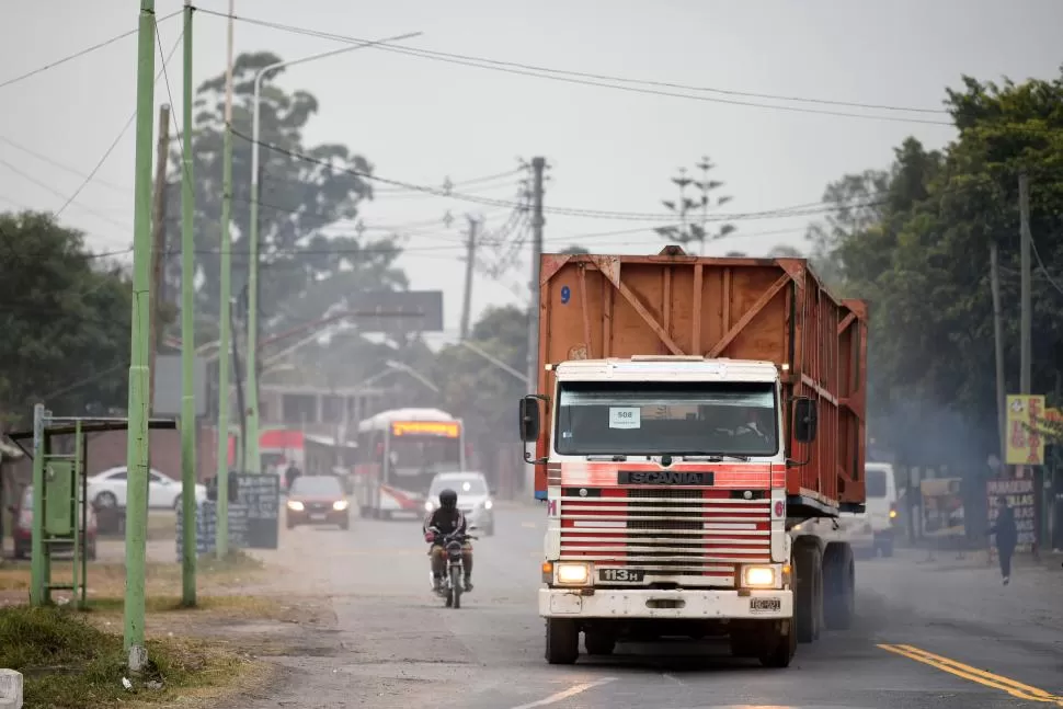CON DESTINO AL INGENIO. Camiones con caña de azúcar volvieron a abastecer de materia prima a los establecimientos fabriles. 