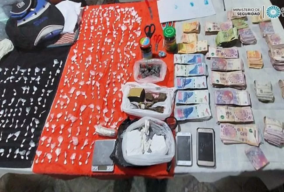 Los efectivos secuestraron cocaína, marihuana y miles de pesos, entre otras evidencias. FOTO COMUNICACIÓN PÚBLICA