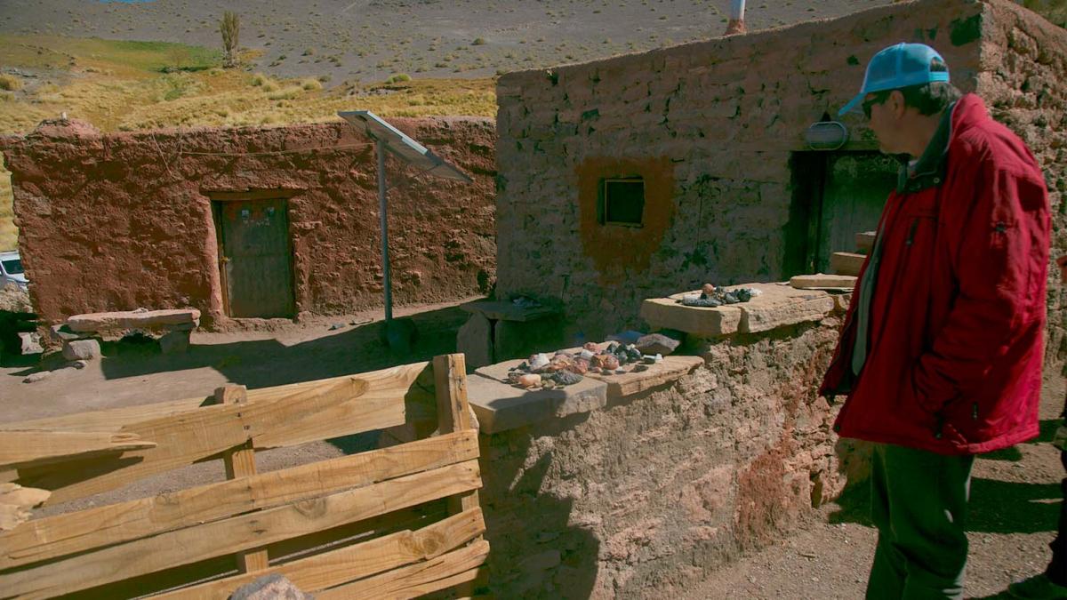 Con permiso del ermitaño, los expedicionarios exploran todo el páramo que rodea su casa de adobe y piedras