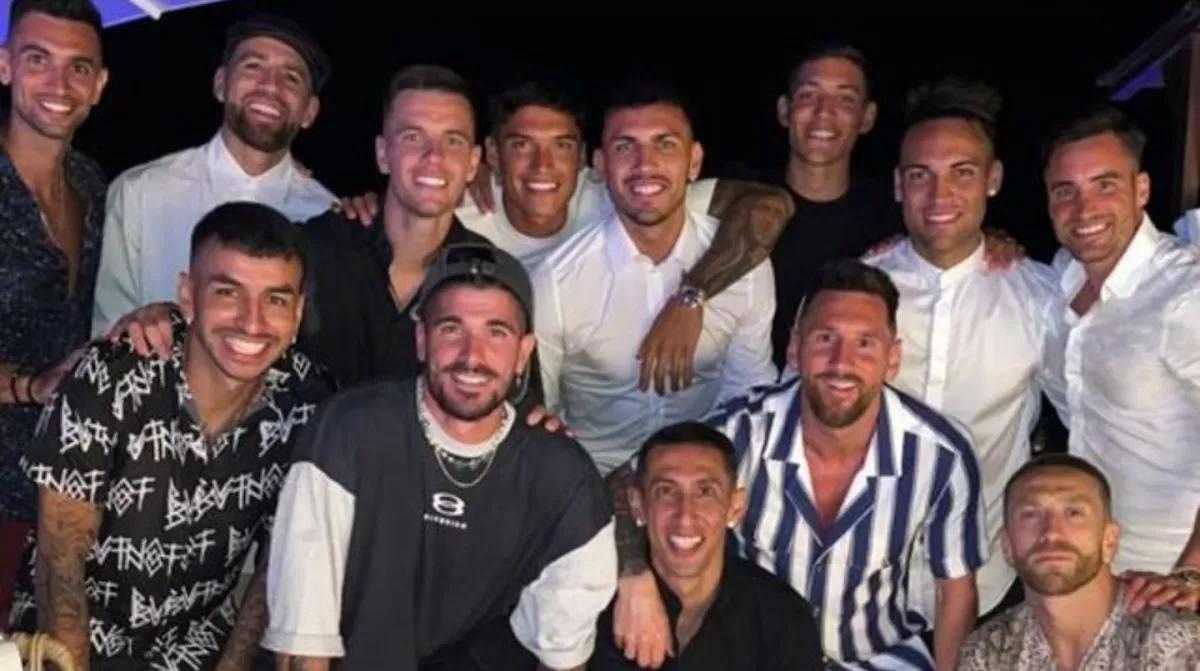 Messi junto a sus compañeros de selección celebrando su cumpleaños en Ibiza.