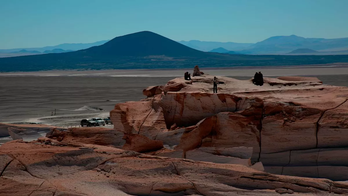 TURISMO. La reserva es visitada por turistas de todo el mundo. A lo lejos el volcán Carachi Pampa