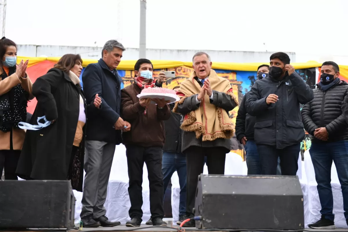 EN LAS CEJAS. Jaldo encabezó el acto oficial por la celebración del 171 aniversario de la localidad. Foto Prensa Gobernación