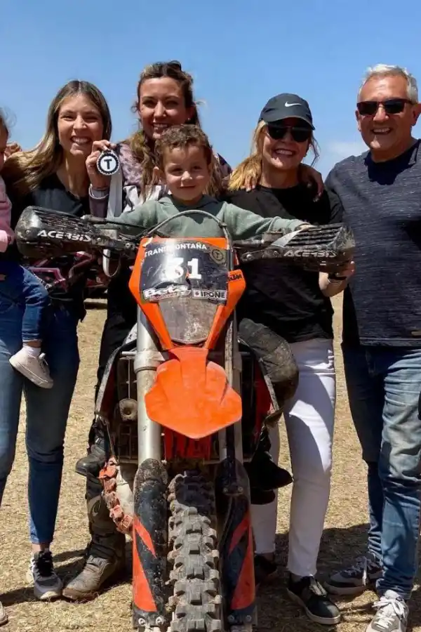 FELIZ. Soro (en la moto) junto a sus familiares.