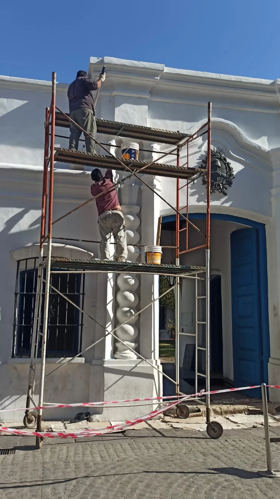 FRENTE. Se realizaron trabajos de limpieza y pintura de la fachada. LA GACETA / FOTOS DE BÁRBARA NIEVA  