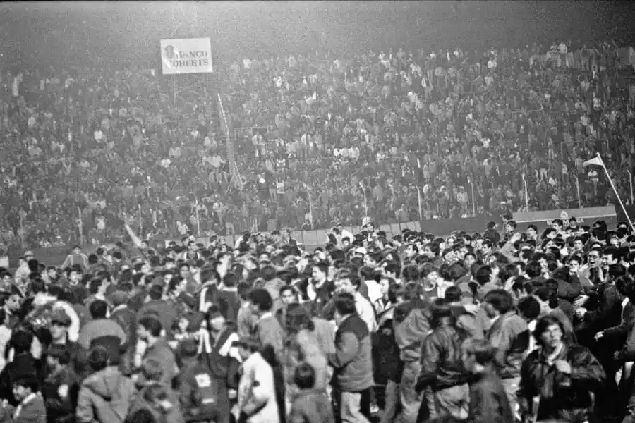 LA INVASIÓN. Indetenible, la hinchada saltó al campo para celebrar junto a los jugadores. El frío ya estaba conjurado. 