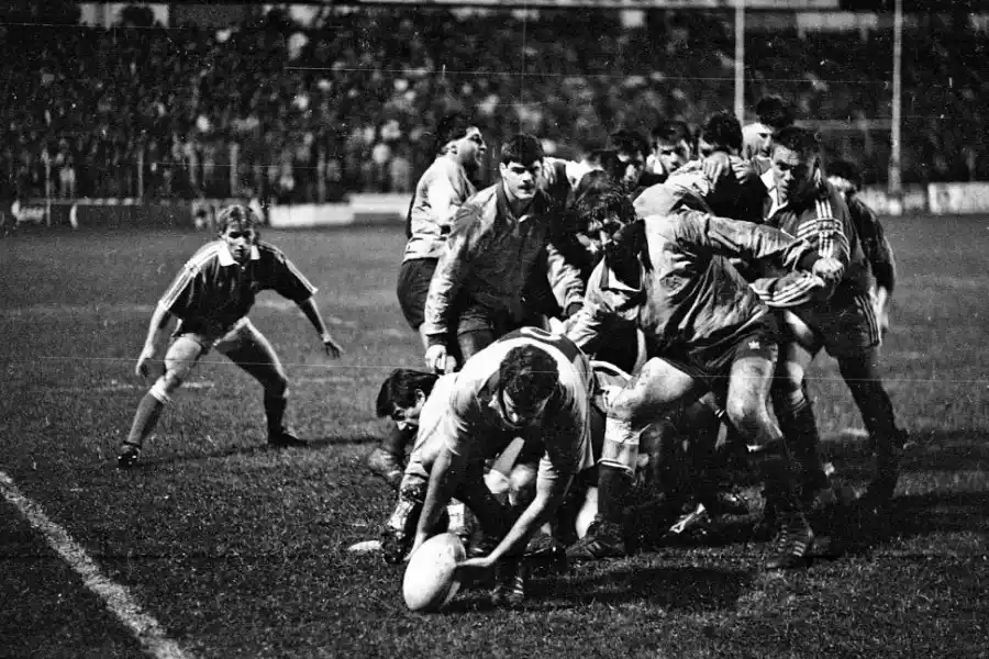 OBTENCIÓN. Los forwards limpiaron el juego y Zelarayán levanta la pelota.