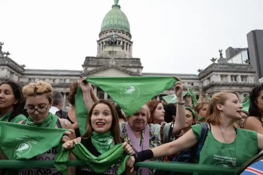 La Corte Suprema de Estados Unidos revocó la protección constitucional al derecho al aborto