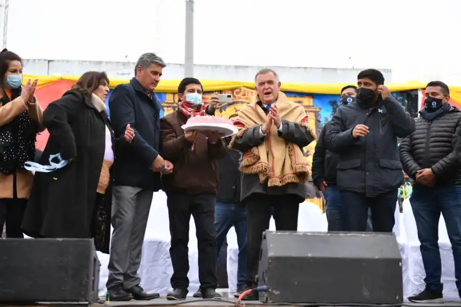 EN LAS CEJAS. Jaldo encabezó el acto oficial por la celebración del 171 aniversario de la localidad. Foto Prensa Gobernación