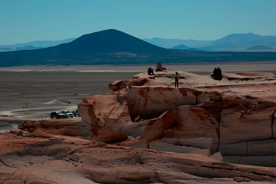 TURISMO. La reserva es visitada por turistas de todo el mundo. A lo lejos el volcán Carachi Pampa