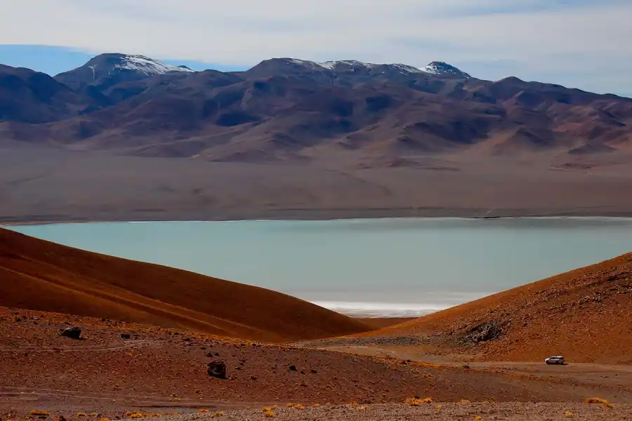 VOLCÁN GALÁN. Vista de Laguna Diamante, en el centro del gigantesco cráter volcánico.