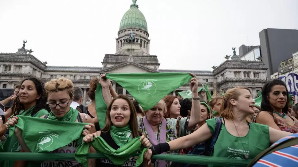 La Corte Suprema de Estados Unidos revocó la protección constitucional al derecho al aborto