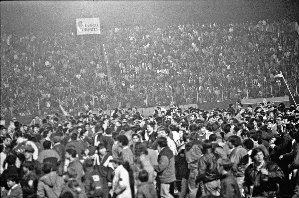 LA INVASIÓN. Indetenible, la hinchada saltó al campo para celebrar junto a los jugadores. El frío ya estaba conjurado. 