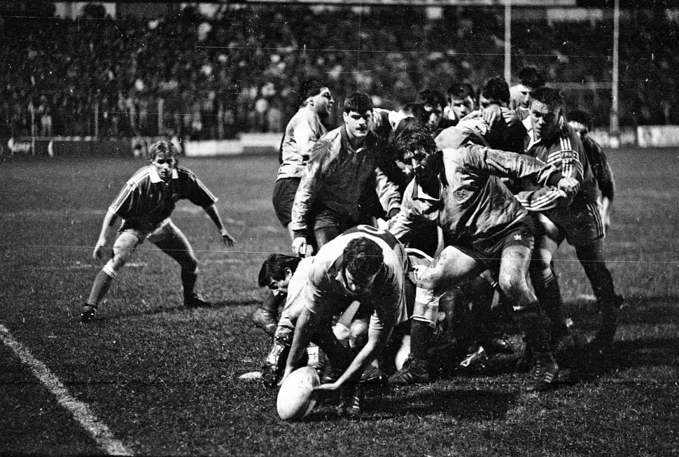 OBTENCIÓN. Los forwards limpiaron el juego y Zelarayán levanta la pelota.
