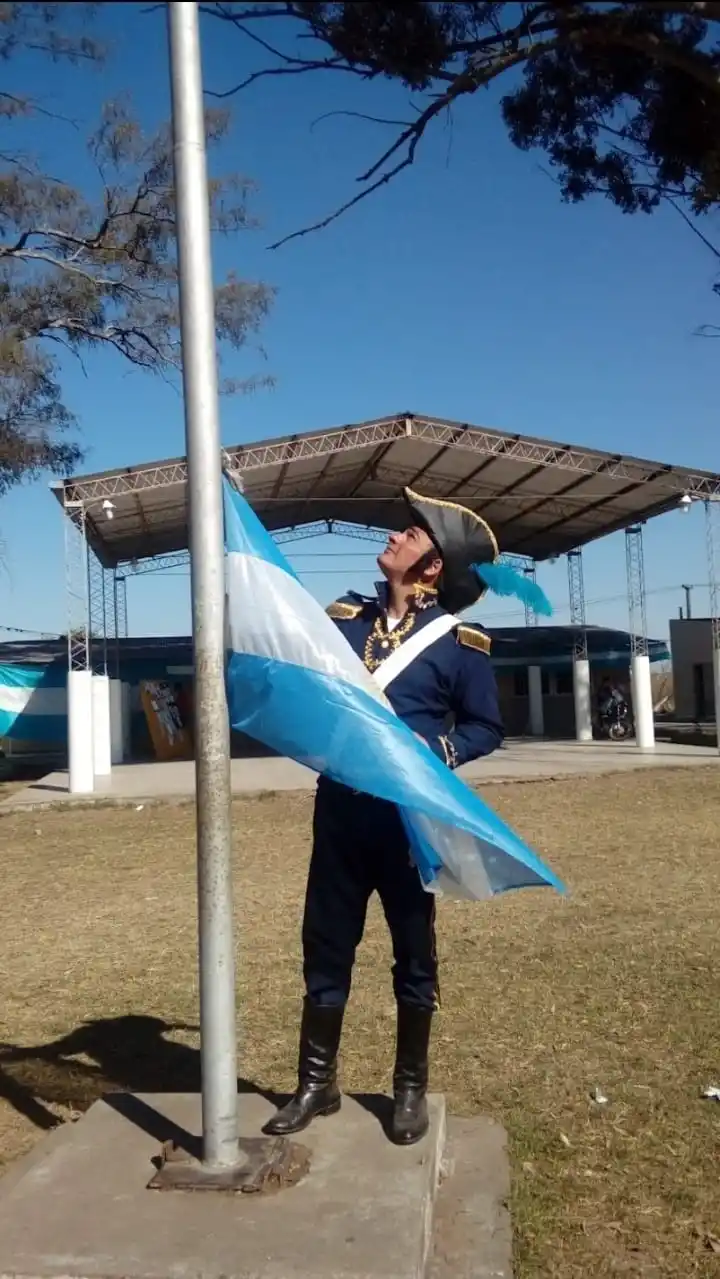 IZAR LA BANDERA. El profesor ataviado como San Martín. 