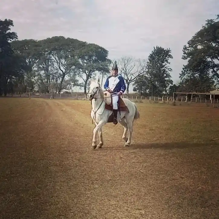 SOBRE TEKILA. Su caballo blanco de paso peruano lo acompaña en cada acto patrio, y el ingreso montado a las ceremonias es recordado por todos los que participan. sd