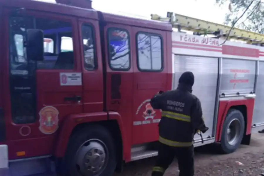 TRABAJO FINAL. Una dotación de bomberos acudió al lugar para controlar las llamas.