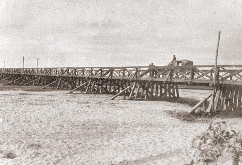 APORTES A LA SOCIEDAD. Los ingenieros Delacroix y Dode montaron el primer puente sobre el río Salí, hecho de quebracho.