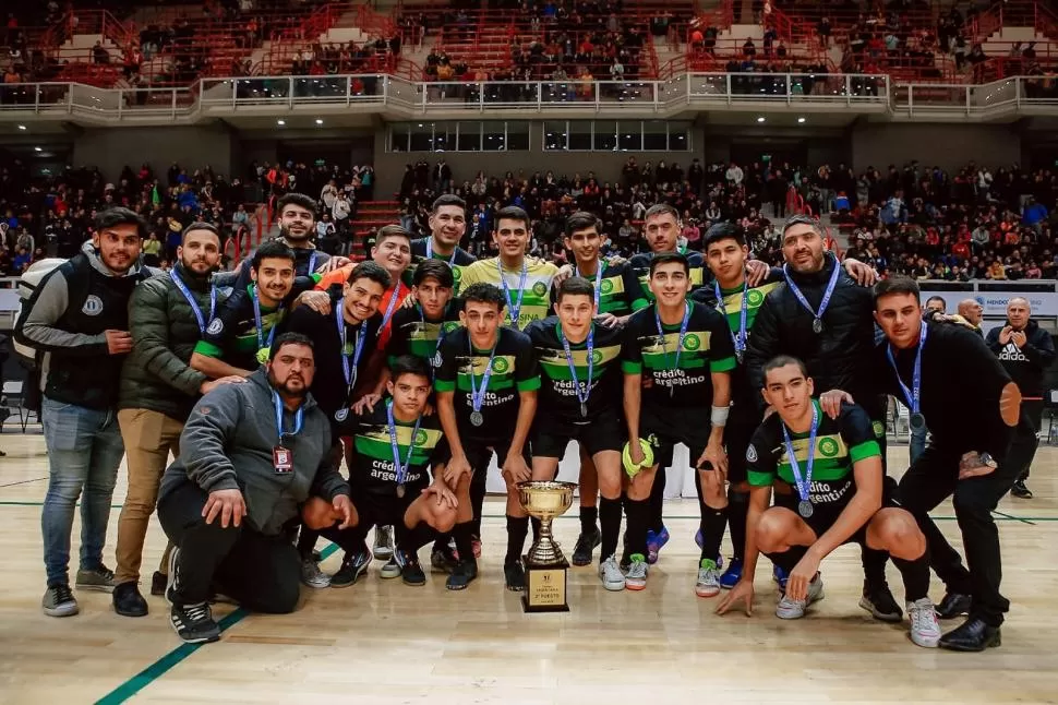 A PLENO. Los jugadores y cuerpo técnico posan con el trofeo y las medallas.  