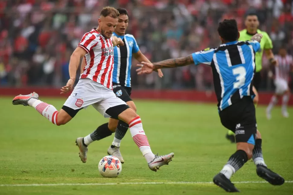 HIZO SU APORTE. Sansotre convirtió el primer gol en la victoria 2-0 de San Martín sobre Almagro por la fecha 6 de la Primera Nacional, en La Ciudadela. la gaceta / foto de diego araoz 