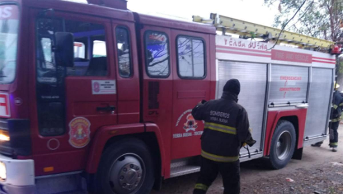 TRABAJO FINAL. Una dotación de bomberos acudió al lugar para controlar las llamas.