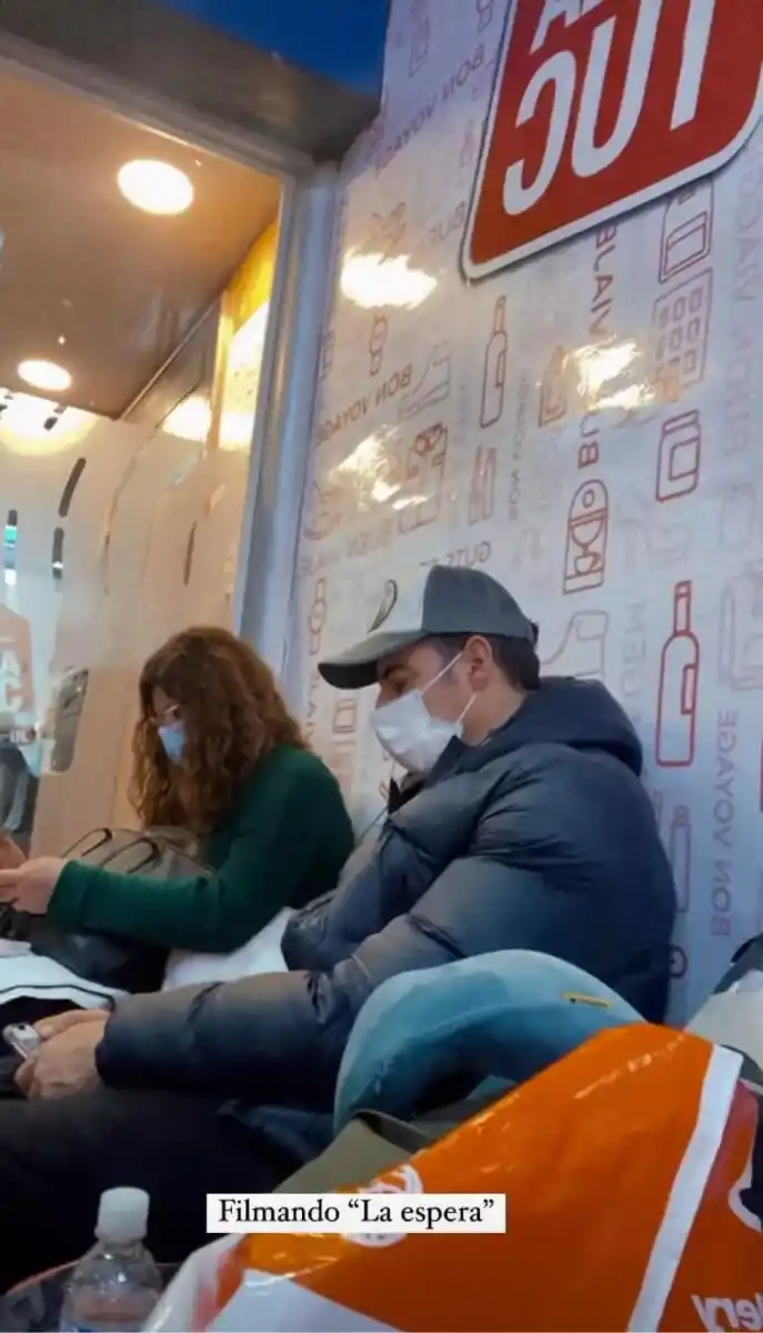 Los actores aguardando el vuelo de regreso. (Foto: Instagram)