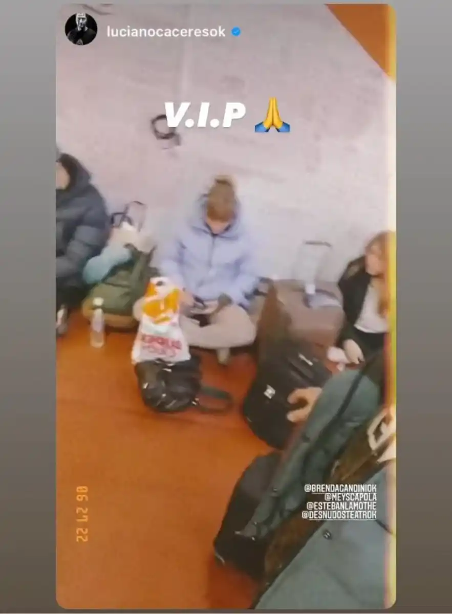 Los actores aguardando el vuelo de regreso. (Foto: Instagram)