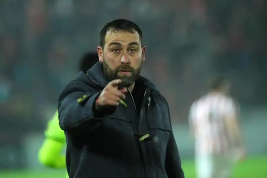 LOOK. En el segundo tiempo, De Muner se calzó un tapado debido al intenso frío.  