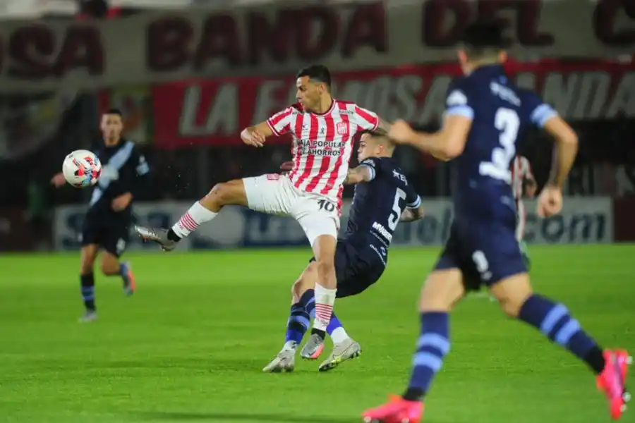 BUENAS Y MALAS. Imbert no pudo ser tran preponderante en el juego pero puso muchas ganas mientras estuvo en cancha.  