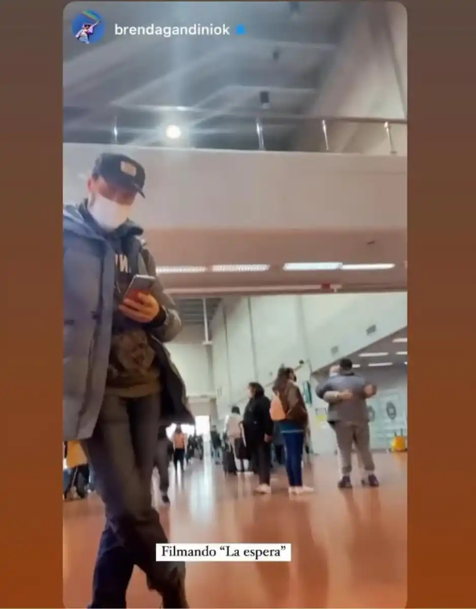 Los actores aguardando el vuelo de regreso. (Foto: Instagram)