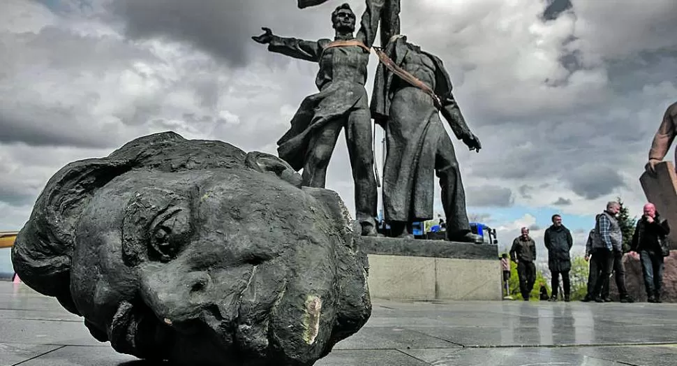 MUESTRA DEL ODIO. En Kiev demolió un monumento soviético que celebraba la amistad entre Ucrania y Rusia.  